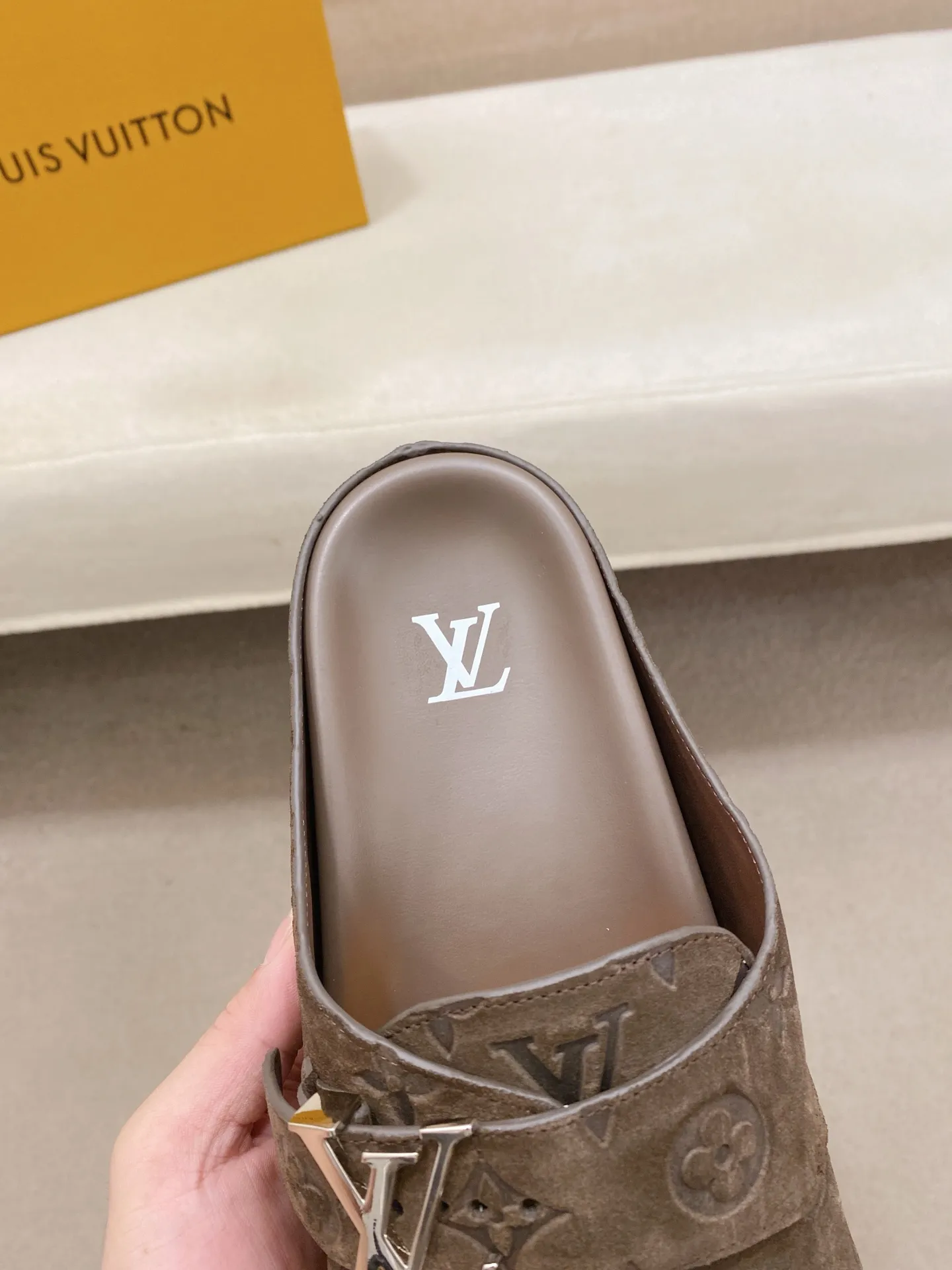 Men's shoes💰: 220💰38-45, LV Easy 2025 new men's casual sandals and slippers, made of suede cow leather, with Monogram pattern to highlight the trendy style. Adjustable straps illuminated with LV letters, while a resilient insole and micro outsole provide lightweight comfort. Made of suede cow leather with embossed Monogram pattern and brand element metal hardware✅Adjustable straps➕Tough insole‼ ️Micro outsole. Comfortable and easy to wear‼ ️